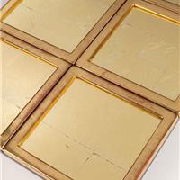 Cadres et surfaces de verre dorés à la feuille d'or. Vue horizontale